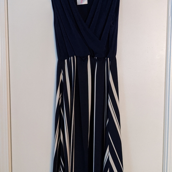 Short and sleeveless dress - Picture 1 of 1